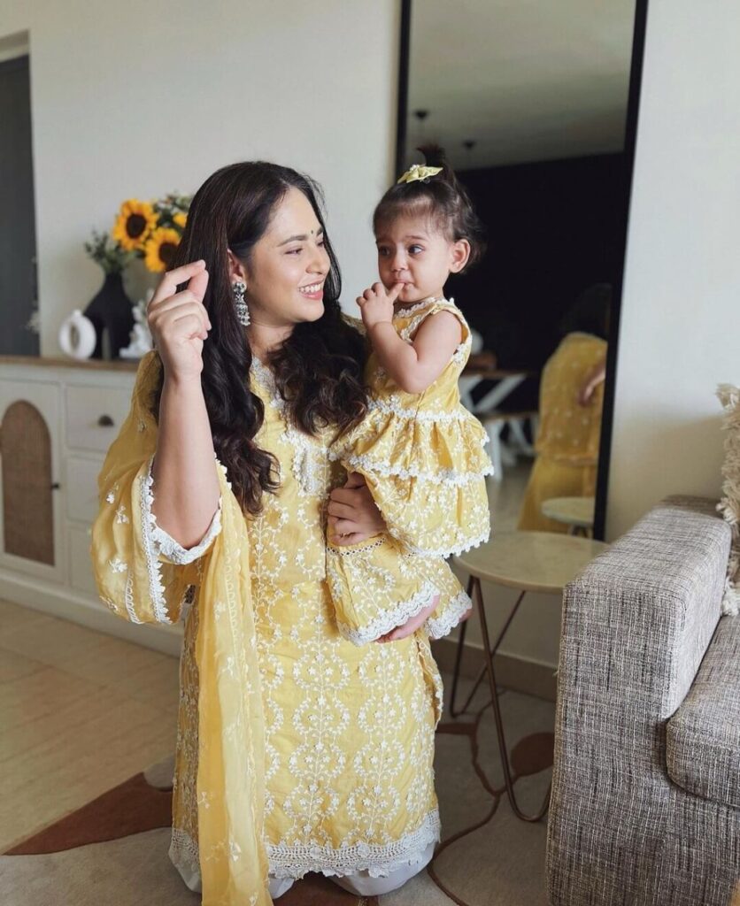 Stylish Mom Look - Aayushi Bangur