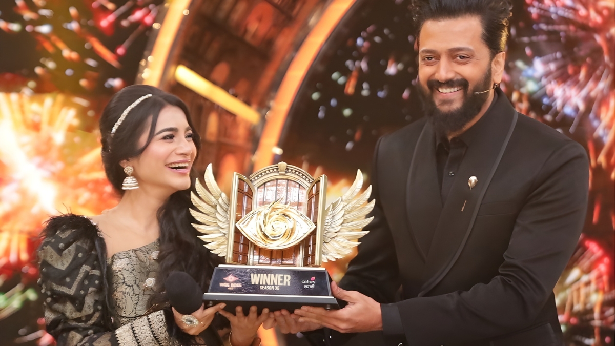 Tanvi Kolte celebrates her victory after winning Bigg Boss Marathi Season 6, holding the trophy on stage after defeating finalist Raqesh Bapat