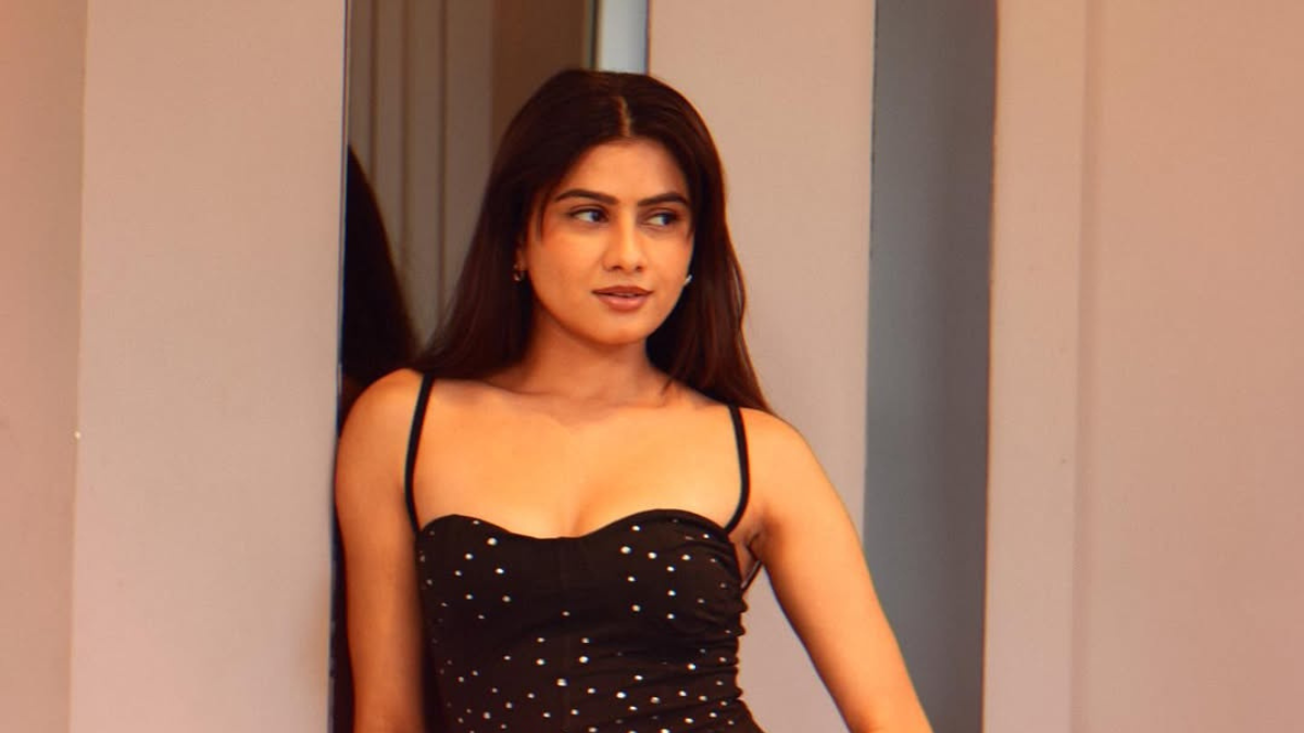 Still from MTV Splitsvilla X6 episode showing contestants during a task performance, highlighting Diksha Pawar’s mimicry act that led to backlash, with hosts Sunny Leone and Karan Kundra reacting during the episode.