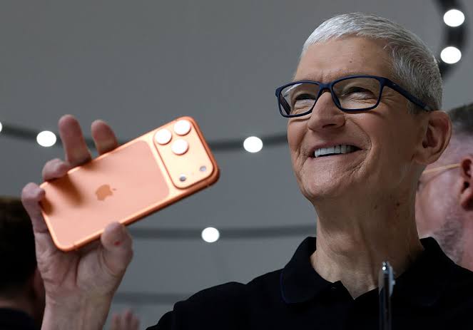 How Tim Cook Changed the iPhone With Bigger Screens
